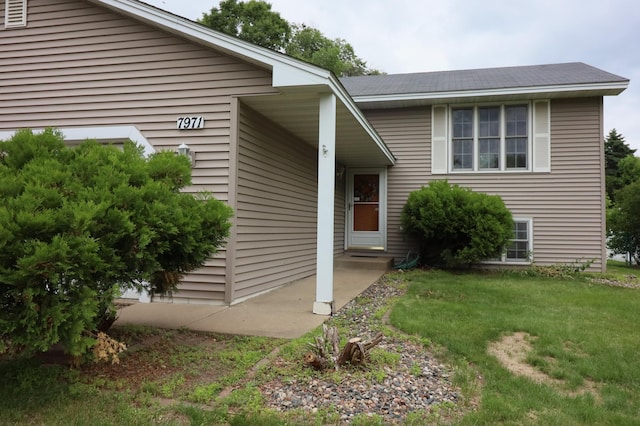 7971 Upper 145th St W, Apple Valley, MN 55124 - view of front of home featuring a front lawn