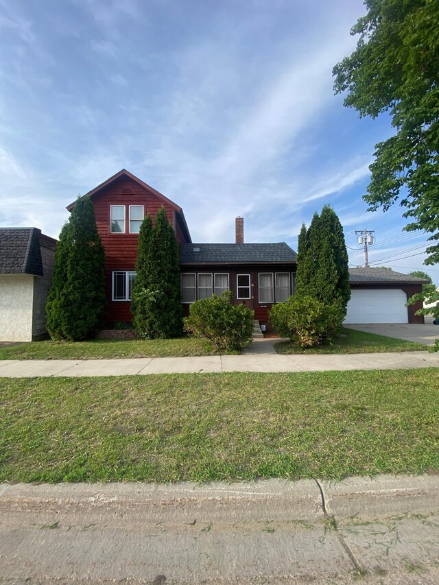 8 Dayton Ave SE, Wadena, MN 56482 - split level home with a front lawn and a chimney