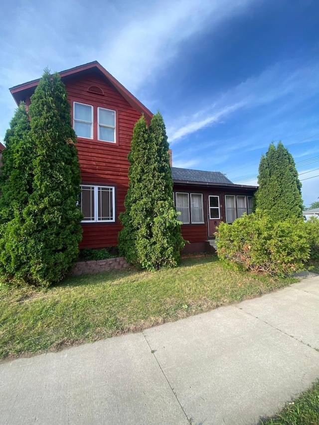8 Dayton Ave SE, Wadena, MN 56482 - view of front facade with a front lawn