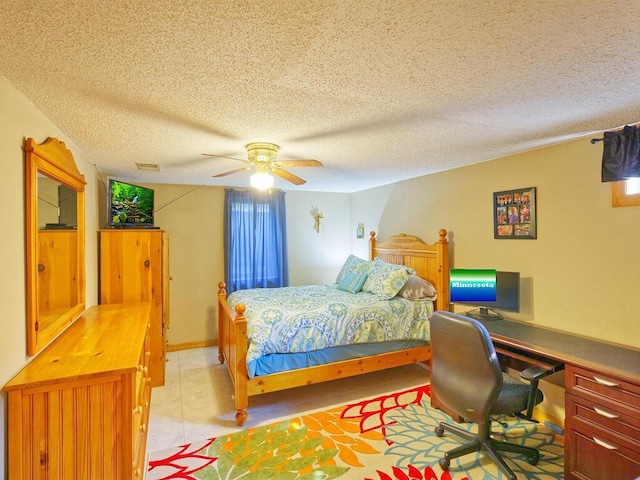 638 Shady Creek Cir, Winsted, MN 55395 - bedroom featuring a desk, a textured ceiling, and a ceiling fan