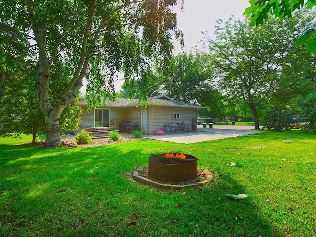 638 Shady Creek Cir, Winsted, MN 55395 - view of grassy yard featuring an outdoor fire pit and a patio