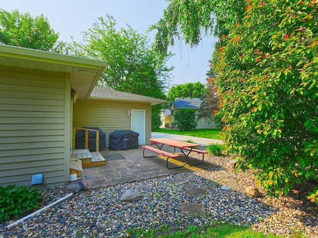 638 Shady Creek Cir, Winsted, MN 55395 - view of yard with a patio