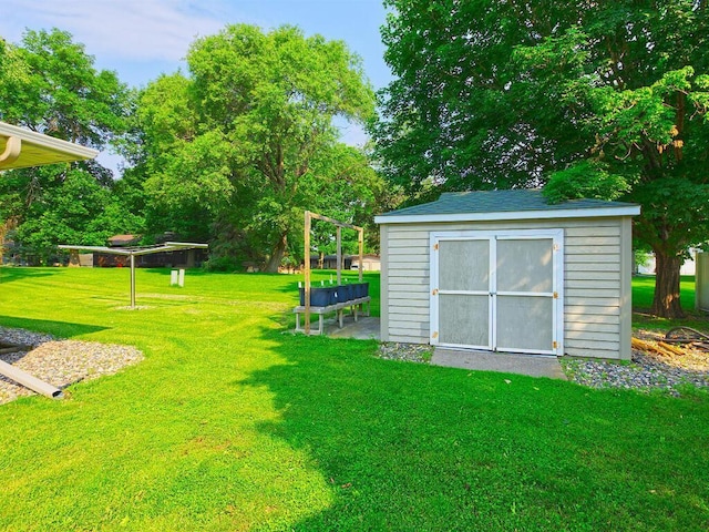 638 Shady Creek Cir, Winsted, MN 55395 - view of grassy yard featuring a storage unit