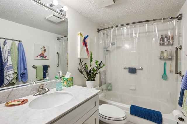 78 10th St E Unit 3009, Saint Paul, MN 55101 - bathroom featuring shower / tub combo with curtain, toilet, vanity, and a textured ceiling