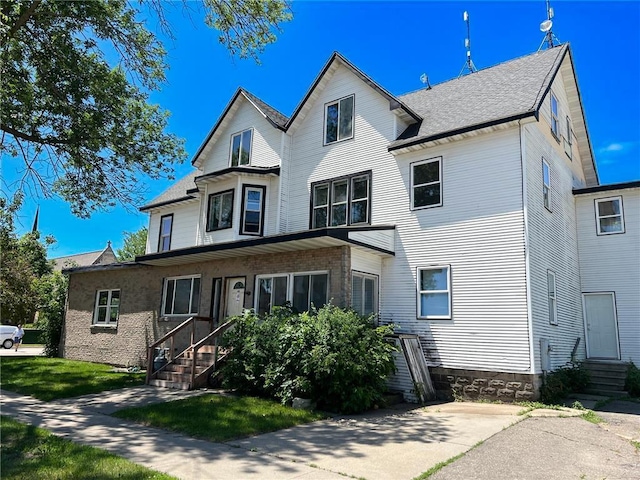 403 2nd St, Austin, MN 55912 - view of front facade featuring entry steps