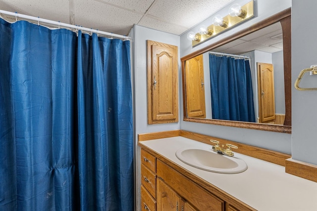 2101 6th Ave NE, Austin, MN 55912 - full bath featuring a paneled ceiling, vanity, and a shower with shower curtain