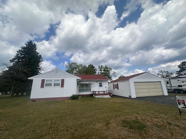21 Glen Cir, Babbitt, MN 55706 - view of front facade with an outdoor structure, a front lawn, and a garage
