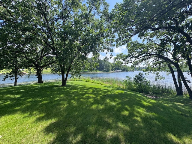 2814 Lakeview Dr, Fergus Falls, MN 56537 - view of grassy yard featuring a water view