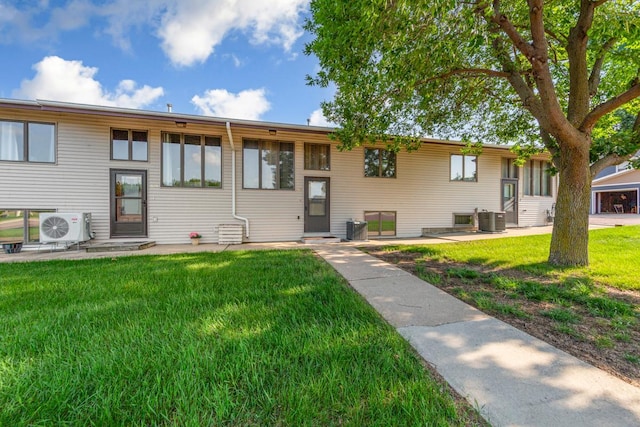 635 5th St, Windom, MN 56101 - split foyer home with a front lawn