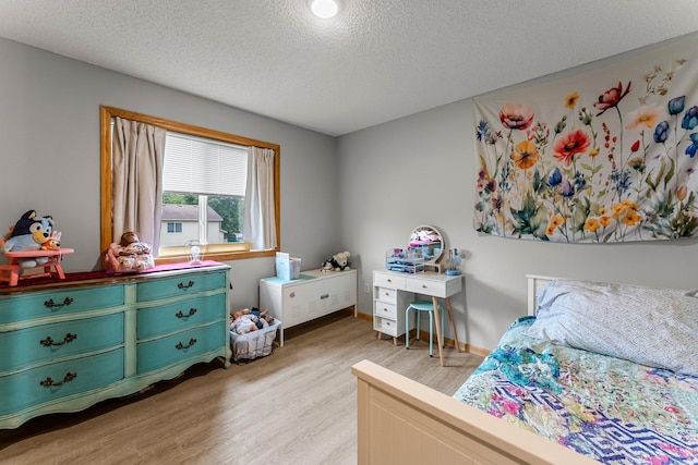 920 Lincoln Ct S, Cambridge, MN 55008 - bedroom featuring light wood finished floors and a textured ceiling