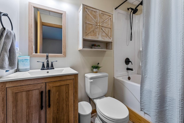 920 Lincoln Ct S, Cambridge, MN 55008 - bathroom featuring shower / tub combo with curtain and vanity