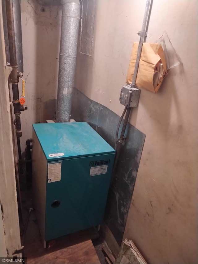 1872 Mississippi River Blvd S, Saint Paul, MN 55116 - utilities featuring a heating unit