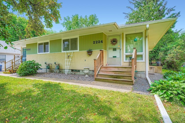 2226 S Ave E, North Saint Paul, MN 55109 - view of front of house featuring a front lawn