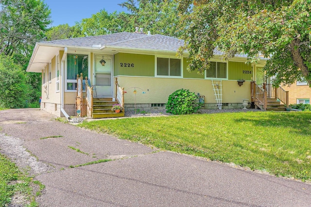 2226 S Ave E, North Saint Paul, MN 55109 - bungalow-style house featuring a front yard and roof with shingles