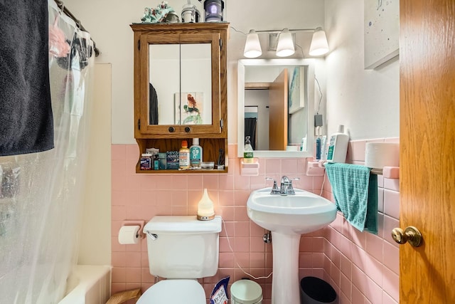 2226 S Ave E, North Saint Paul, MN 55109 - bathroom with tile walls, wainscoting, and shower / bath combo
