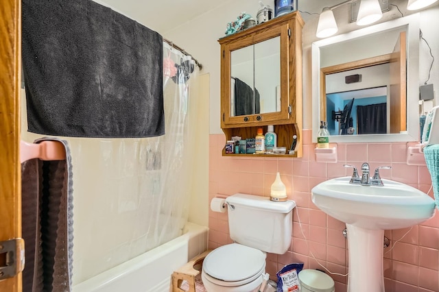2226 S Ave E, North Saint Paul, MN 55109 - full bathroom featuring tile walls and shower / tub combo with curtain