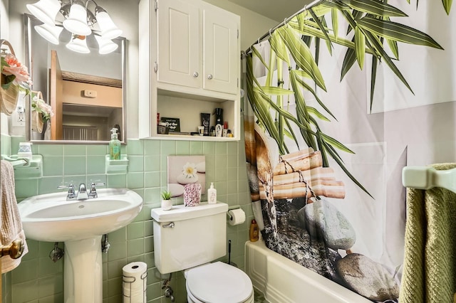 2226 S Ave E, North Saint Paul, MN 55109 - full bathroom with a chandelier, shower / bathtub combination with curtain, and tile walls