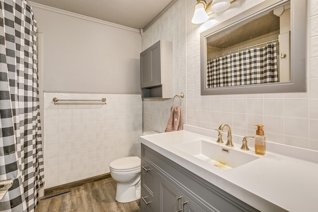 3220 Vine St, Cambridge, MN 55008 - bathroom featuring tile walls, crown molding, wood finished floors, vanity, and a shower with shower curtain