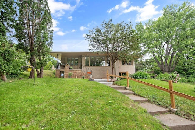 895 Humboldt Ave W, Saint Paul, MN 55118 - view of front of house with a front lawn and stairs