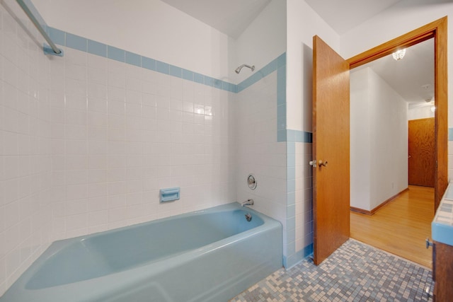 895 Humboldt Ave W, Saint Paul, MN 55118 - full bathroom with shower / tub combination