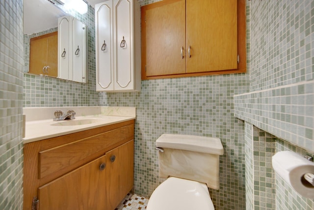 895 Humboldt Ave W, Saint Paul, MN 55118 - half bathroom featuring tile walls, vanity, and backsplash
