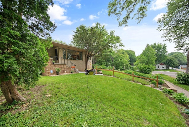 895 Humboldt Ave W, Saint Paul, MN 55118 - view of grassy yard