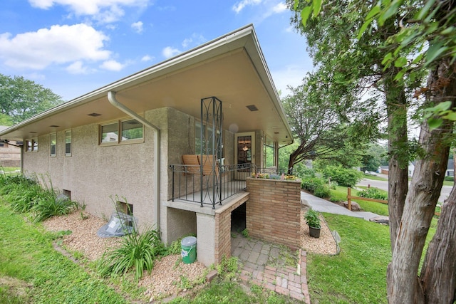 895 Humboldt Ave W, Saint Paul, MN 55118 - view of side of property featuring stucco siding and a lawn