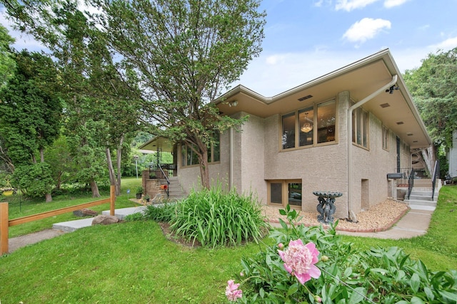 895 Humboldt Ave W, Saint Paul, MN 55118 - view of side of home featuring stucco siding and a lawn