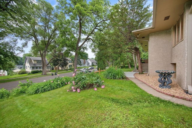 895 Humboldt Ave W, Saint Paul, MN 55118 - view of grassy yard with a residential view
