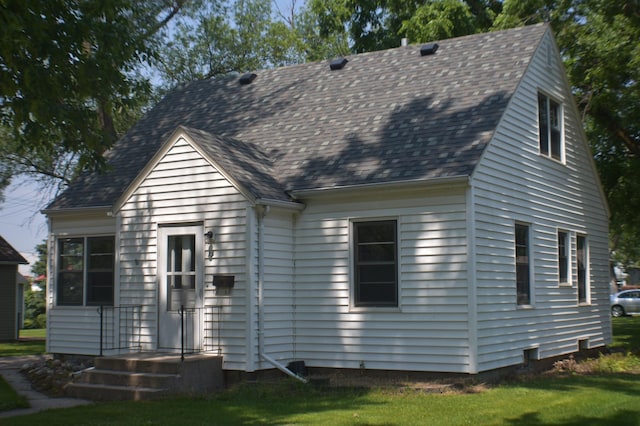 13 S St, Morris, MN 56267 - new england style home with a front yard and a shingled roof
