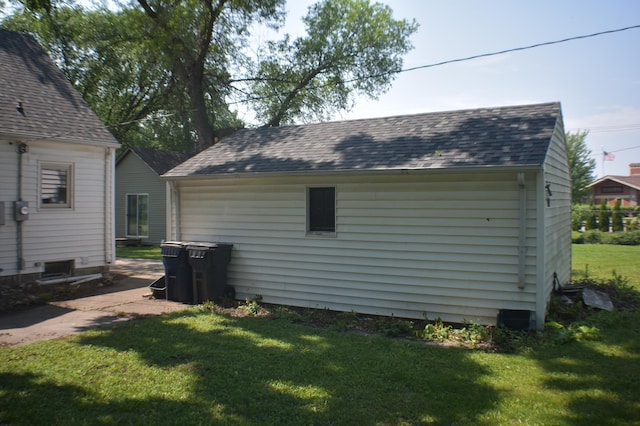 13 S St, Morris, MN 56267 - view of side of home with a lawn and roof with shingles