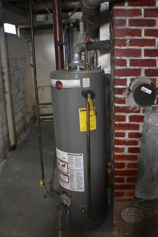 13 S St, Morris, MN 56267 - utilities featuring gas water heater