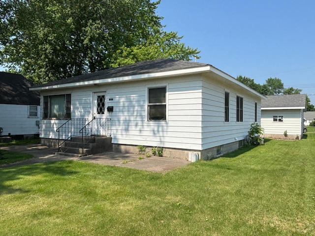 609 11th St N, Benson, MN 56215 - view of front of home featuring a front lawn and roof with shingles