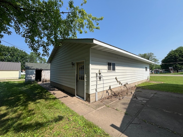 609 11th St N, Benson, MN 56215 - view of side of home featuring a lawn