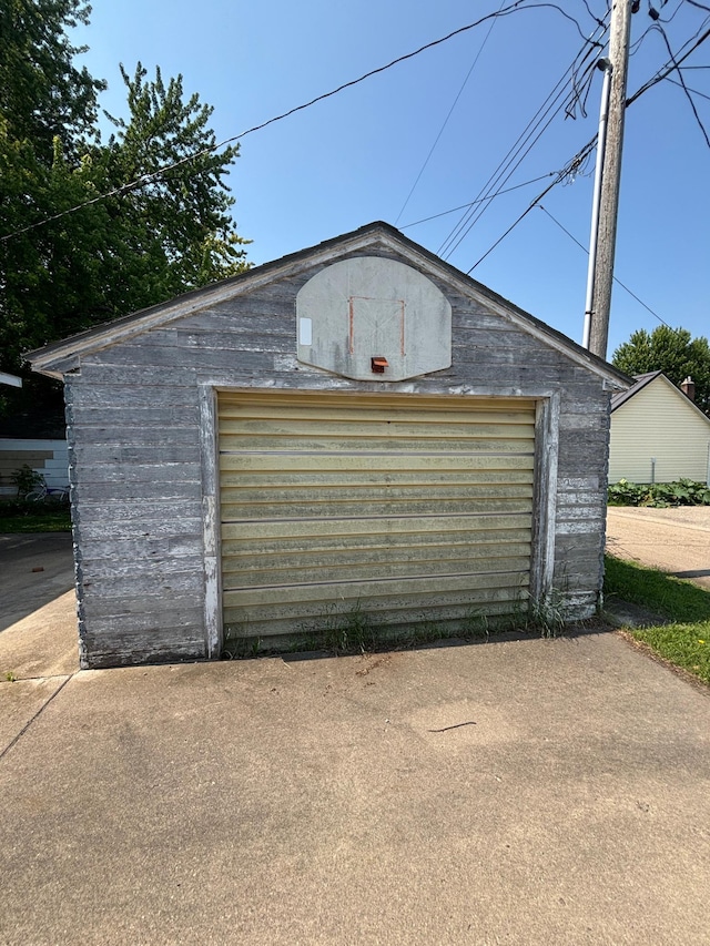 609 11th St N, Benson, MN 56215 - detached garage featuring driveway