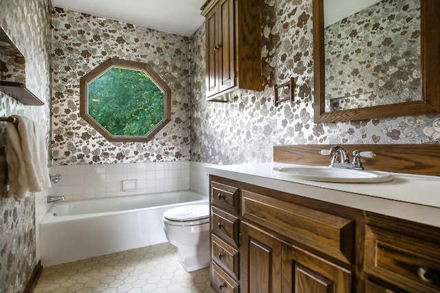 930 Minekahda Pl, Owatonna, MN 55060 - bathroom featuring vanity, a tub, and wallpapered walls