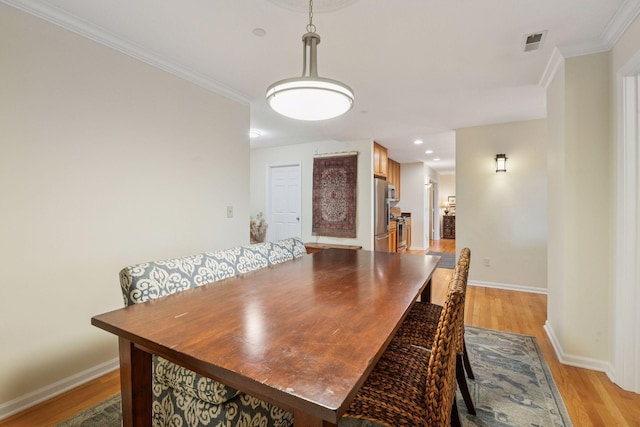 8301 Creekside Cir Unit 570, Bloomington, MN 55437 - dining space featuring light wood finished floors, crown molding, and recessed lighting