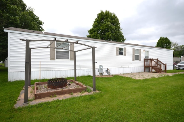 311 Mozart Ave E, Mankato, MN 56001 - rear view of property featuring a yard and a garden