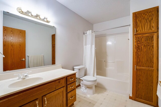 5645 Wisconsin Ave N, New Hope, MN 55428 - bathroom with vanity, shower / tub combo, and a textured ceiling