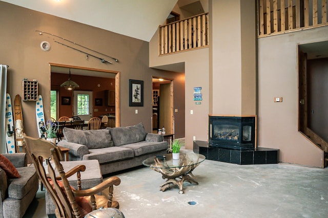 10804 Splithand Rd, Wildwood Twp, MN 55744 - living area with high vaulted ceiling