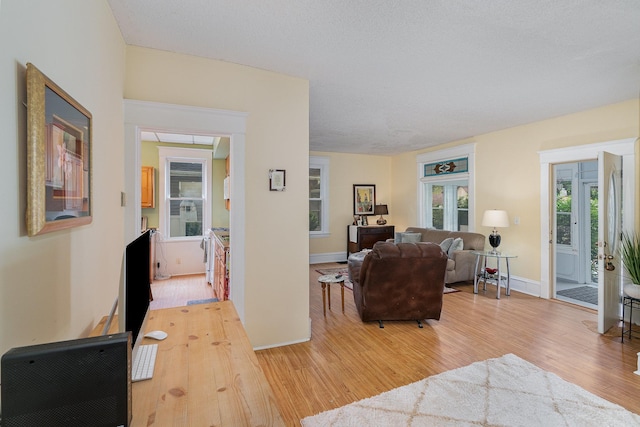 190 Annapolis St E, West Saint Paul, MN 55118 - living area with light wood-style flooring and baseboards