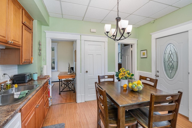 190 Annapolis St E, West Saint Paul, MN 55118 - dining space featuring light wood-style flooring, a drop ceiling, and a chandelier