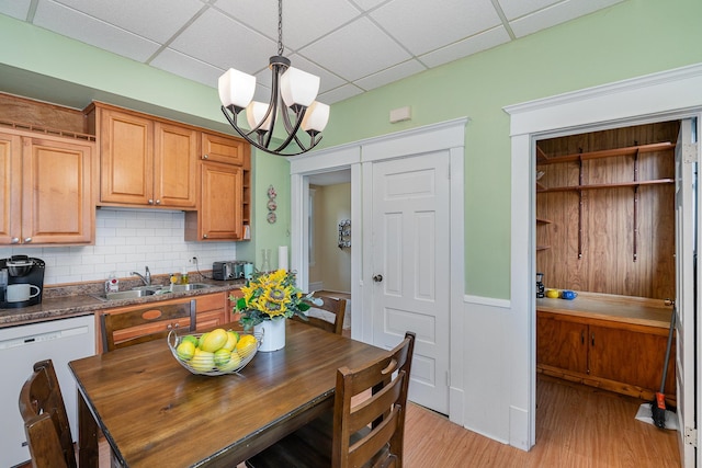 190 Annapolis St E, West Saint Paul, MN 55118 - kitchen with a drop ceiling, white dishwasher, light wood finished floors, backsplash, and a chandelier