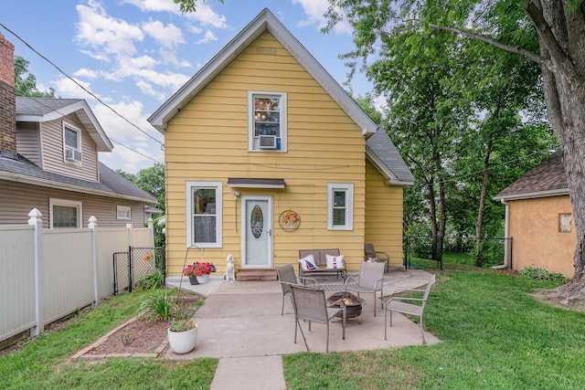 190 Annapolis St E, West Saint Paul, MN 55118 - view of front of home featuring a patio and an outdoor fire pit