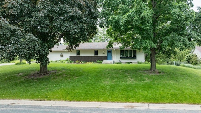 2434 Southcrest Ave E, Maplewood, MN 55119 - ranch-style house with entry steps