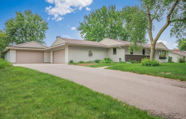 2434 Southcrest Ave E, Maplewood, MN 55119 - single story home featuring a front lawn