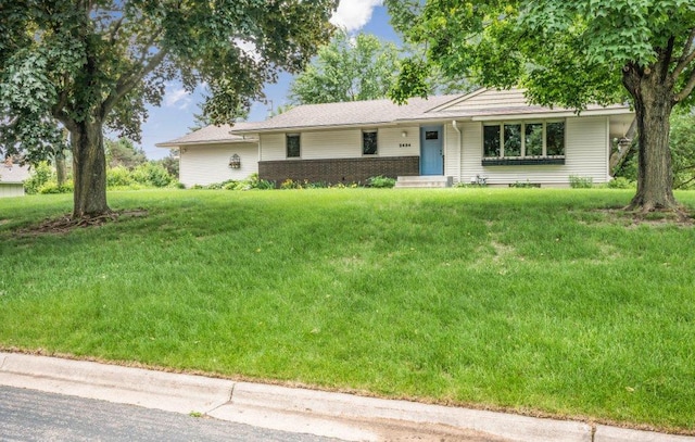 2434 Southcrest Ave E, Maplewood, MN 55119 - single story home featuring a front lawn