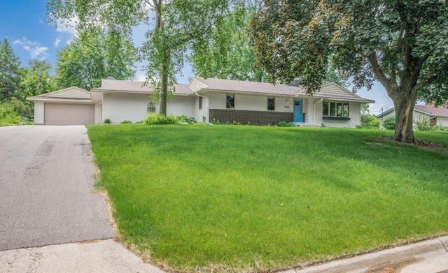 2434 Southcrest Ave E, Maplewood, MN 55119 - ranch-style house with a front lawn and driveway