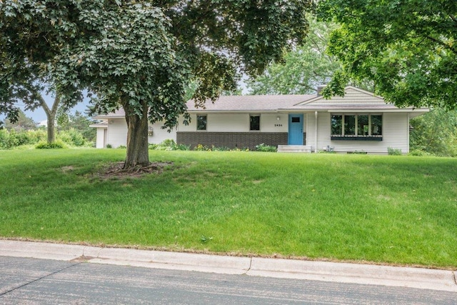 2434 Southcrest Ave E, Maplewood, MN 55119 - ranch-style house featuring a front yard