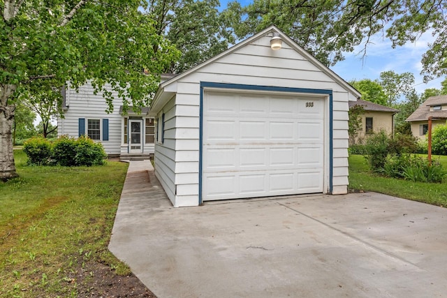 332 Riverside Dr NE, Saint Cloud, MN 56304 - detached garage with driveway